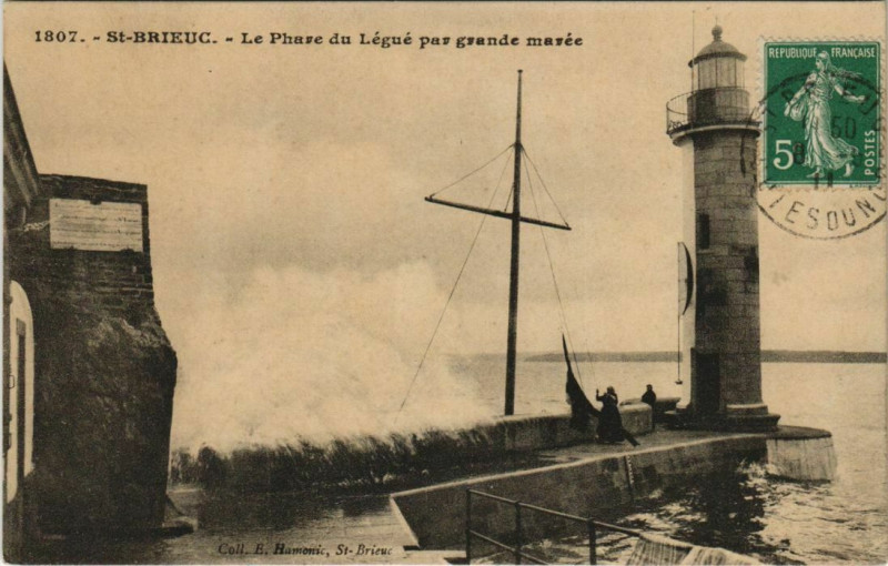 Carte postale ancienne Saint Brieuc Le Phare du Legue par grande maree France à Saint-Brieuc