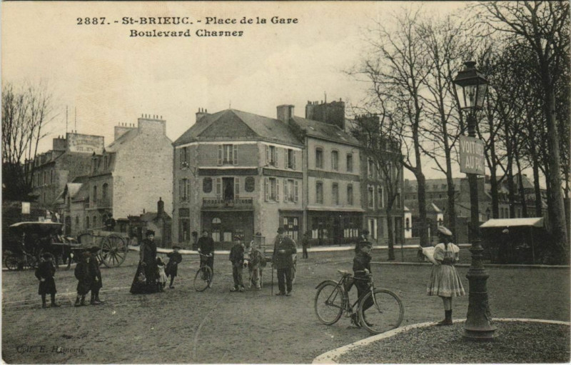 Carte postale ancienne Saint Brieuc Place de la Gare, Blvrd Charner France à Saint-Brieuc