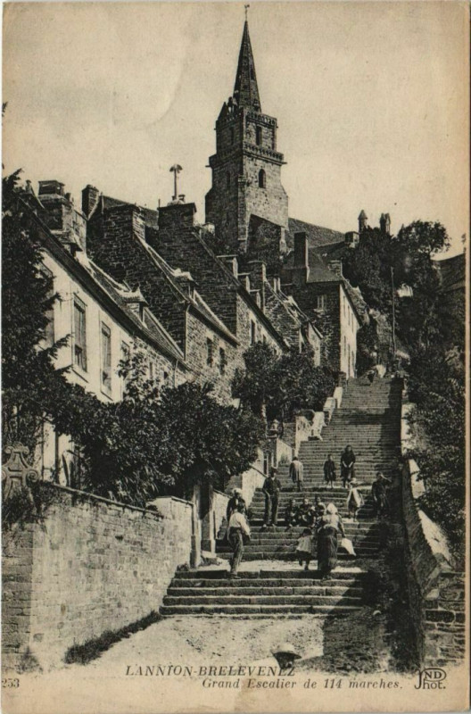 Carte postale ancienne Lannion Grand Escalier de 114 marches France à Lannion