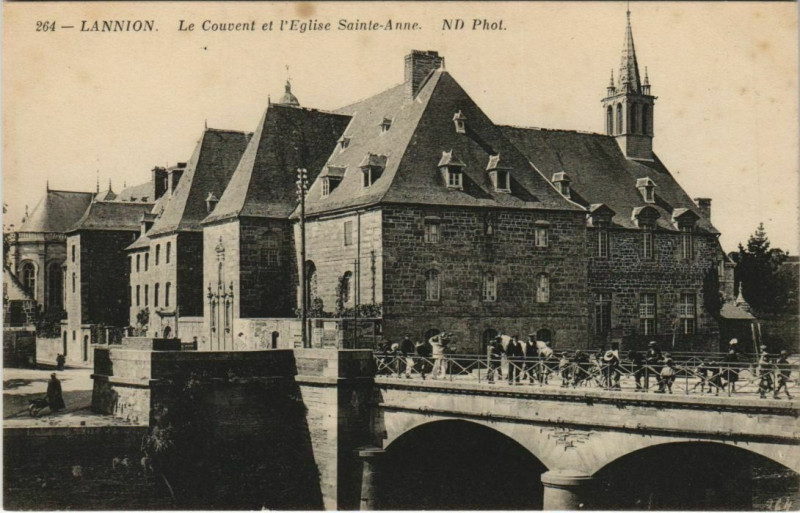 Carte postale ancienne Lannion Le Couvent et l'Eglise Sainte-Anne France à Lannion