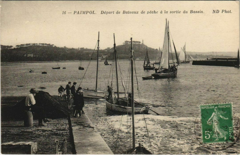 Carte postale ancienne Paimpol Depart de Bateaux de peche France à Paimpol