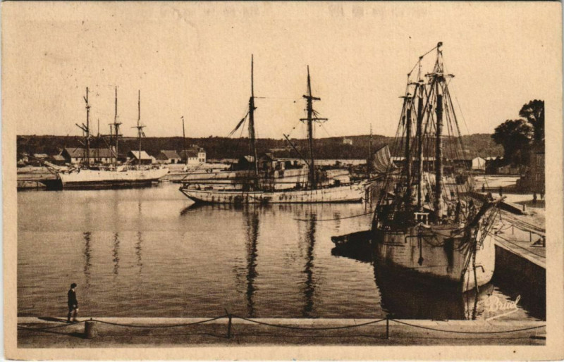 Carte postale ancienne Paimpol Goelettes islandaises dans le Port France à Paimpol