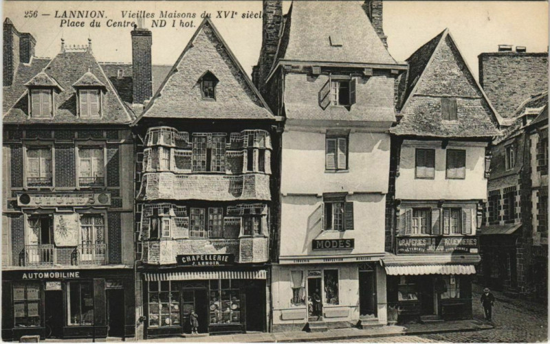 Carte postale ancienne Lannion Vieilles Maisons, Place Centre France à Lannion