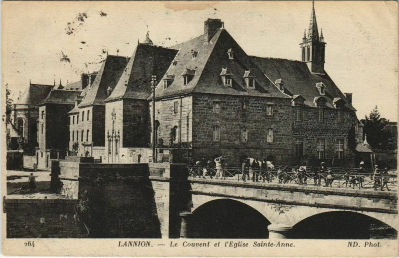 Carte postale ancienne Lannion Le Couvent et l'Eglise Sainte-Anne France à Lannion