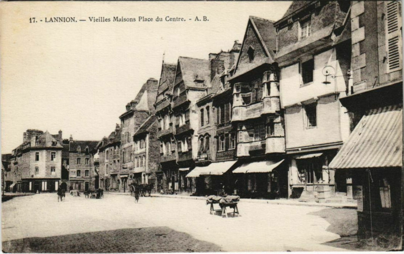 Carte postale ancienne Lannion Vieilles Maisons, Place Centre France à Lannion