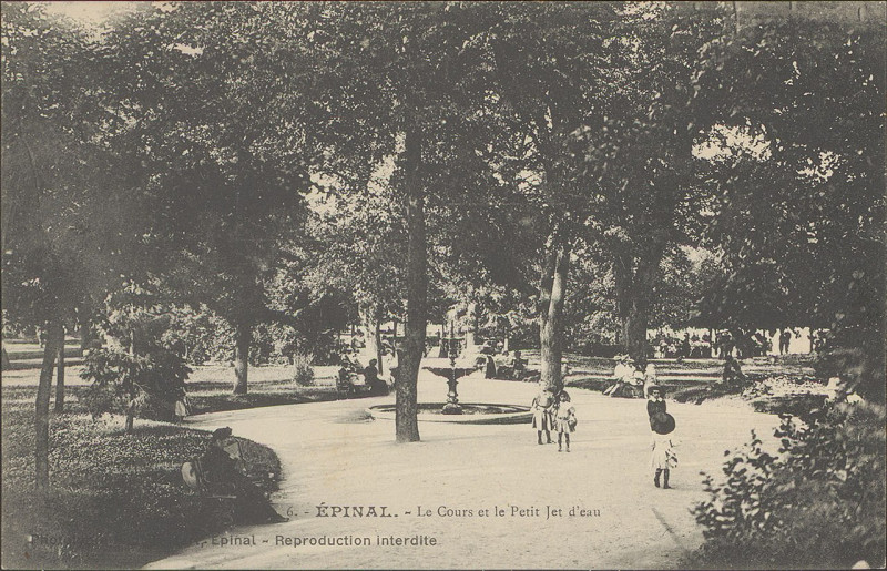 Carte postale ancienne Carte postale, Epinal, Le Cours et le petit jet d'eau