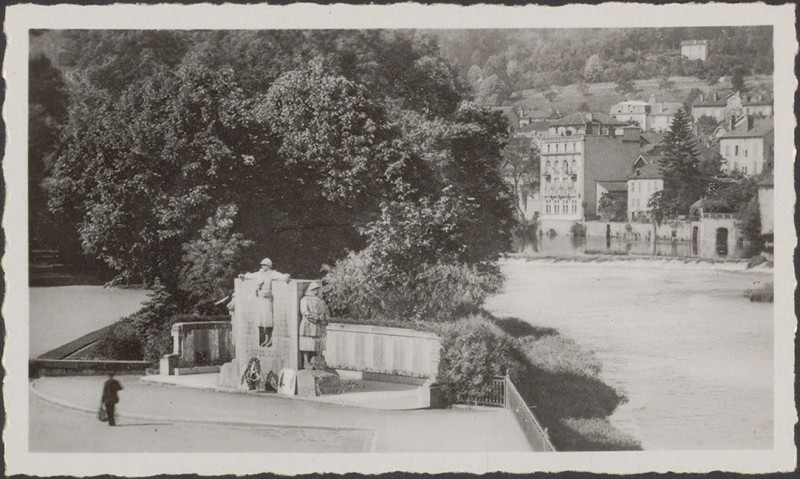 Carte postale ancienne Carte postale, Epinal, Monument aux morts
