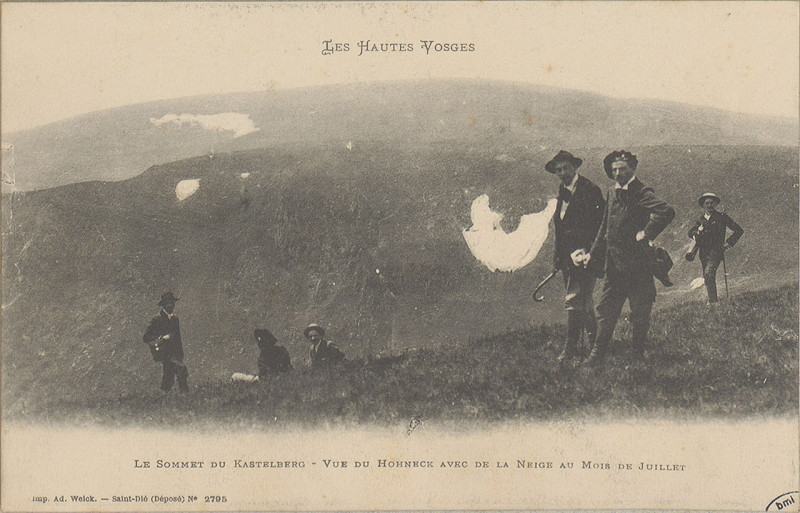 Carte postale ancienne Carte postale, Le Sommet de Kastelberg, Vue du Hohneck avec de la neige au mois de Juillet
