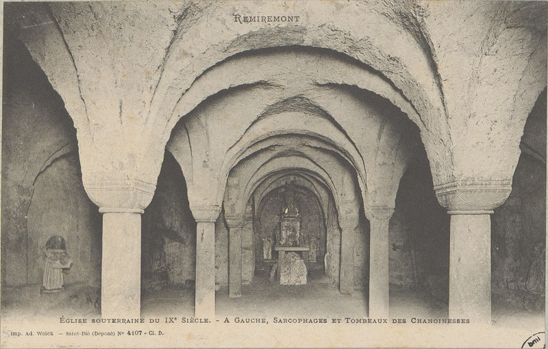Carte postale ancienne Carte postale, Remiremont, Eglise souterraine du IXe siècle - A gauche, Sarcophages et Tombeaux des chanoinesses