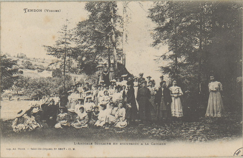 Carte postale ancienne Carte postale, Tendon (Vosges), L'Amicale sColaire en excursion à la cascade