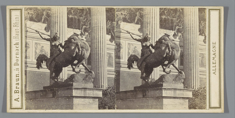 Carte postale ancienne Amazone zu Pferde bij de entree van het Altes Museum in Berlijn Die Statue der Amazone, vor dem Museum (titel op object) Berlin (serietitel op object)