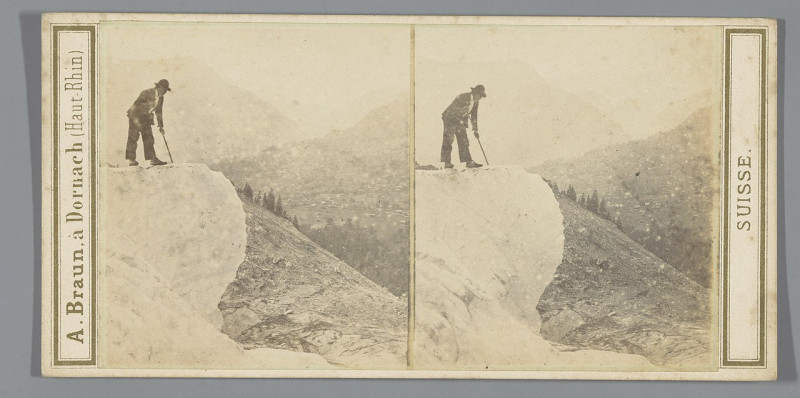 Carte postale ancienne Bergbeklimmer op een klif nabij Grindelwald, Zwitserland. Uitzicht vanaf de Obere Grindelwaldgletsjer Vallée de Grindelwald, vue prise du Glacier sup