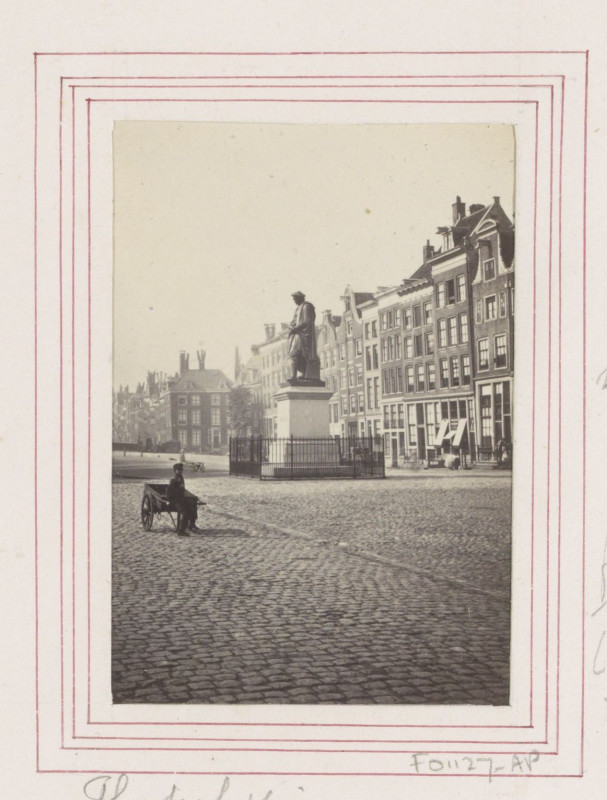 Carte postale ancienne Botermarkt (thans Rembrandtplein) met het standbeeld van Rembrandt, gezien naar de Reguliersgracht, Rp-F-F01127-Ap
