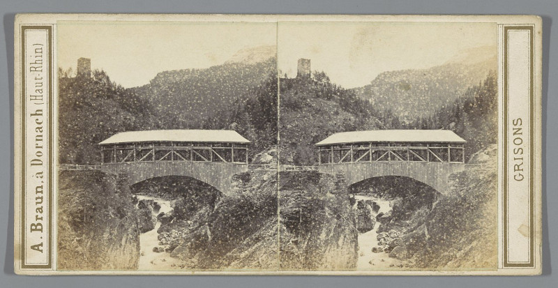Carte postale ancienne Brug over de Gelgia in Oberhalbstein, Zwitserland. In de verte de ruïne van Burg Spliatsch Vallée d'Oberhalbstein pont sur la gorge du Rhin d'Oberha
