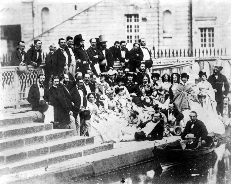 Carte postale ancienne Cour imperiale à Fontainebleau 1860
