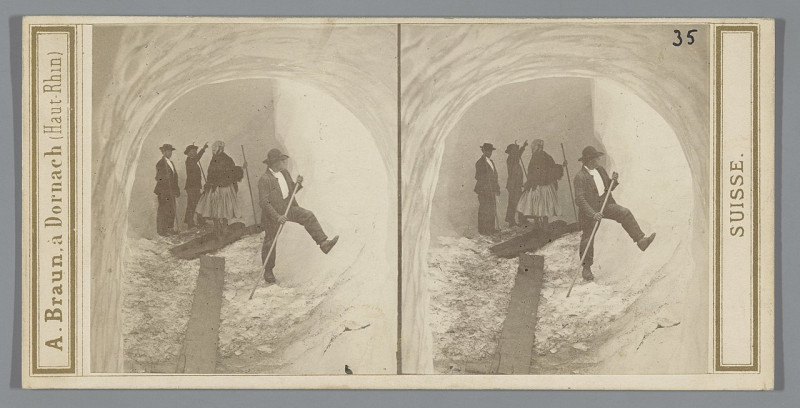 Carte postale ancienne Drie mannen en een vrouw in een ijsgrot in de Obere Grindelwaldgletsjer, Zwitserland Grotte de glace au glacier supérieur de Grindelwald (titel op ob