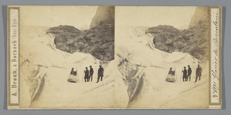 Carte postale ancienne Drie mannen en een vrouw op de Rosenlauigletsjer, Zwitserland Glacier de Rosenlaui (titel op object), Rp-F-F07912