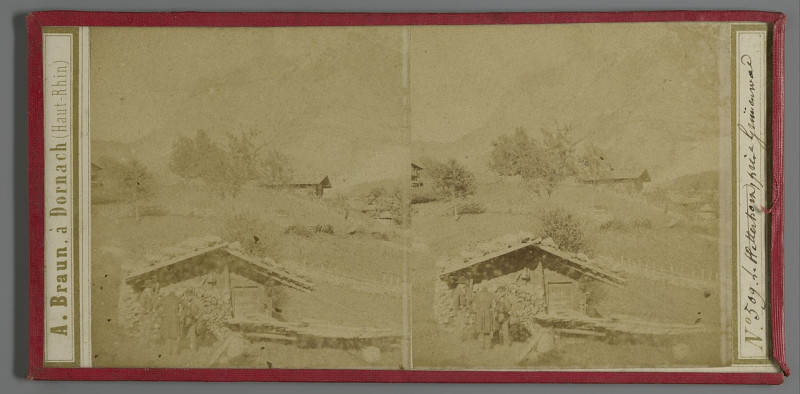 Carte postale ancienne Drie mannen voor een blokhut met op de achtergrond de Wetterhorn, Zwitserland, Rp-F-F08286