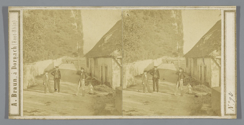 Carte postale ancienne Enkele mannen en kinderen op een dorpsweg, Rp-F-F13813