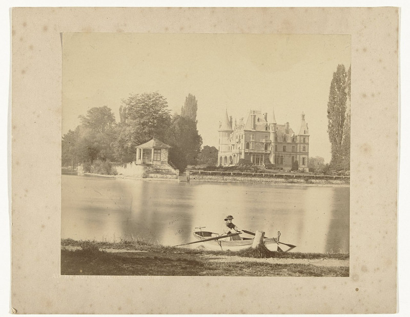 Carte postale ancienne Gezicht een landhuis, een rivier en een roeiboot met daarin een vrouw, Rp-F-2002-80