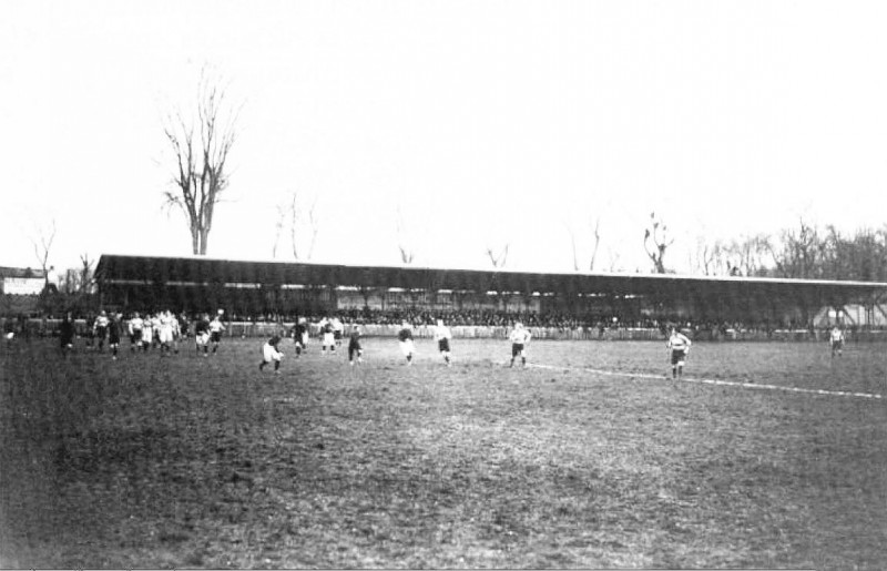 Carte postale ancienne 1919, la tribune populaire du stade des Ponts-Jumeaux avant réfection, côté canal latéral (Stade toulousain)
