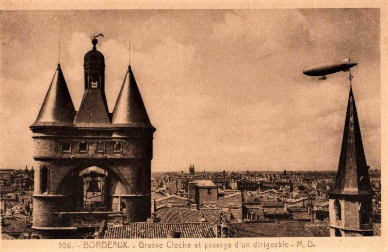 Carte postale ancienne Bordeaux - Grosse Cloche et un dirigeable à Bordeaux