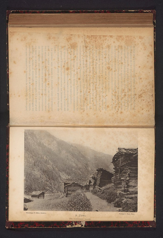 Carte postale ancienne Gezicht op vier blokhutten in Zinal, Zwitserland A Zinal (titel op object), Rp-F-2001-7-1104F-45