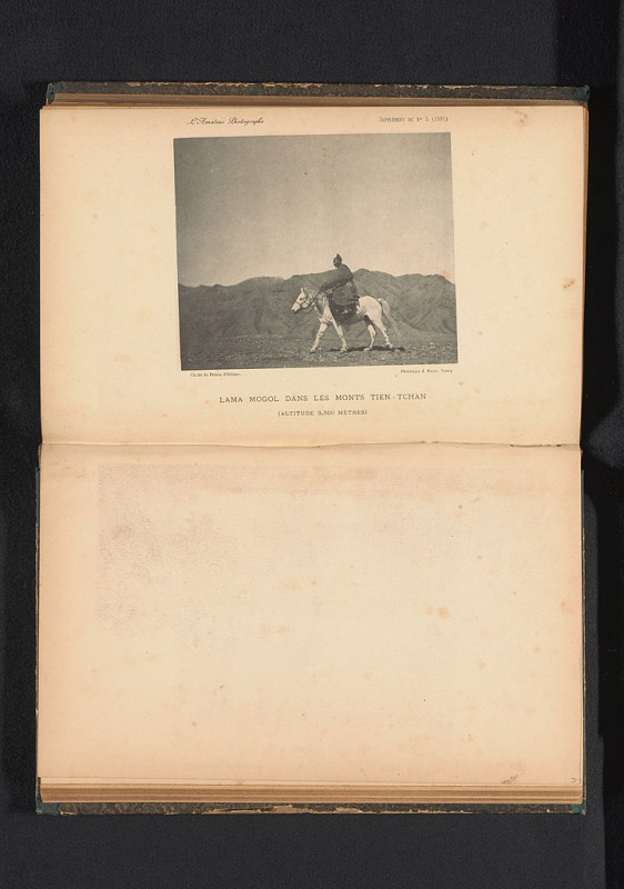 Carte postale ancienne Mongoolse man op een paard in de bergen van Tiensjan Lama mogol dans les monts Tien-Tchan (altitude 3,500 mètres) (titel op object), Rp-F-2001-7-1102