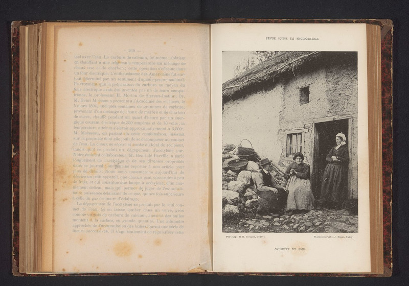 Carte postale ancienne Twee onbekende vrouwen en een onbekende man voor een gebouw Causette du soir (titel op object), Rp-F-2001-7-1104B-16
