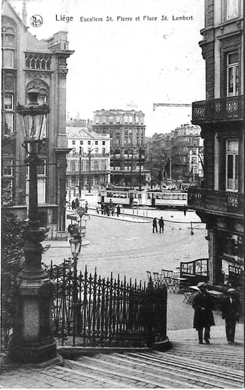Carte postale ancienne Liege - escalier de Saint-Pierre et place Saint-Lambert