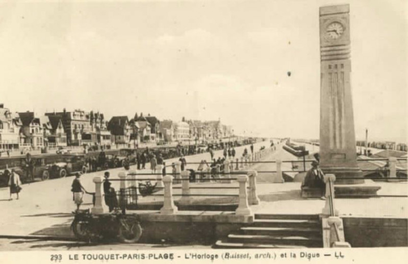 Carte postale ancienne Le Touquet-Paris-Plage - Cp - L'horloge (Buisset architecte) et la digue au Touquet-Paris-Plage