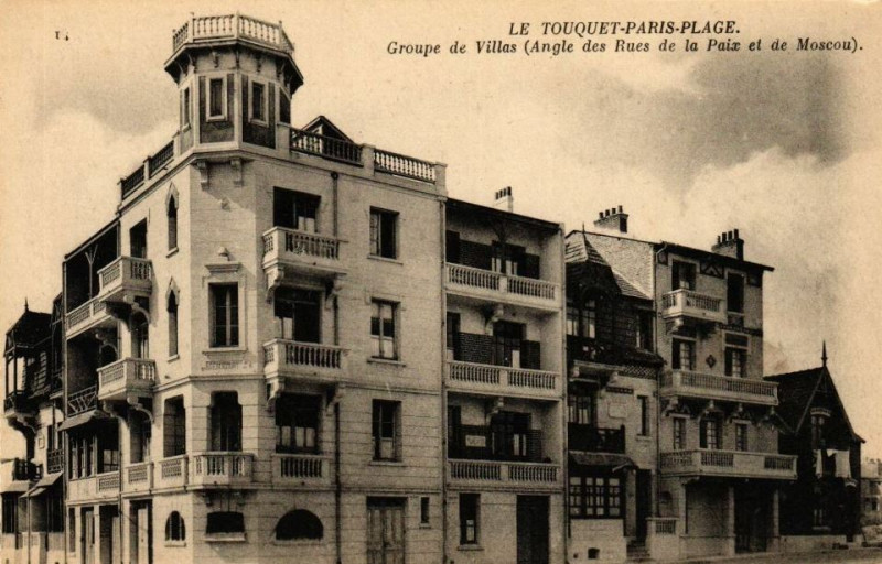 Carte postale ancienne Le Touquet-Paris-Plage - Cp - Un groupe de villas à l'angle des rues de la Paix et de Moscou au Touquet-Paris-Plage