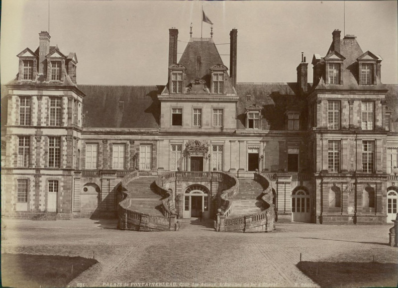 Carte postale ancienne 651 Palais de Fontainebleau. Cour des Adieux. L'Escalier du fer à Cheval
