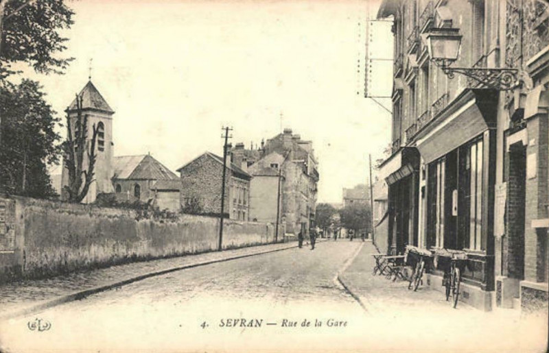 Carte postale ancienne Sevran.Rue de la Gare.Eglise