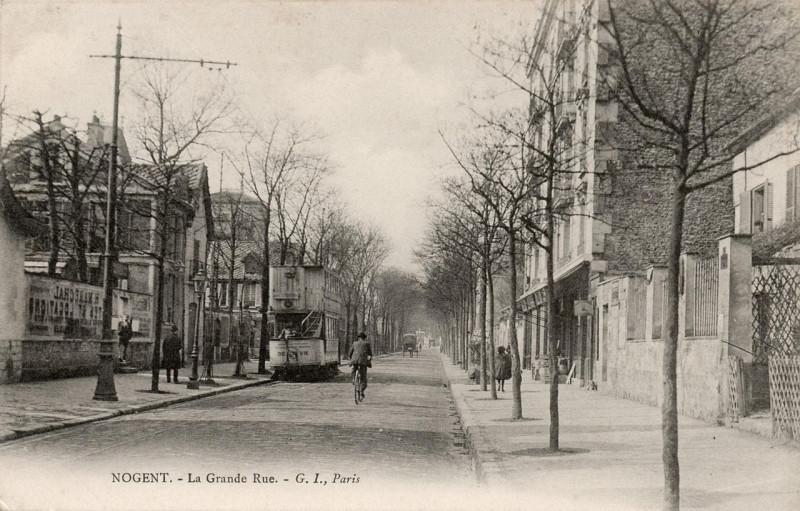 Carte postale ancienne Nogent La Grande Rue tramway