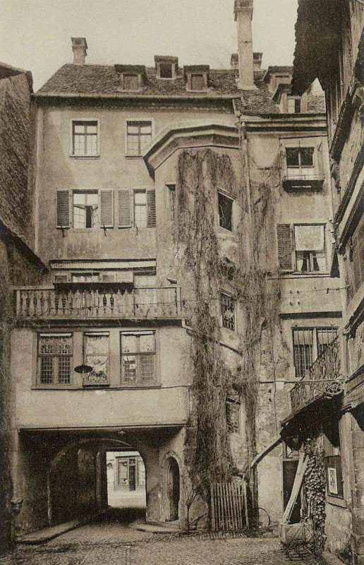 Carte postale ancienne Strasbourg-Hôtel du Corbeau-Sortie-1920