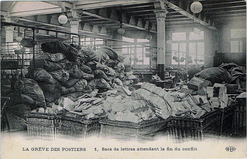 Carte postale ancienne Grève des Ptt 1909, sacs en attente