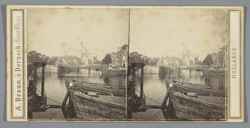 Carte postale ancienne Gezicht op de Amstel, Amsterdam. In de verte het Paleis voor Volksvlijt Le Palais de Cristal, vue prise de l'Amstel (titel op object) Amsterdam (serie