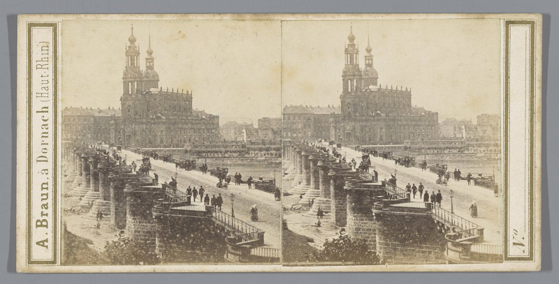 Carte postale ancienne Gezicht op de Augustusbrücke in Dresden. In de verte de Katholische Hofkirche Elbbrücke (titel op object) Dresden (serietitel op object), Rp-F-F1383