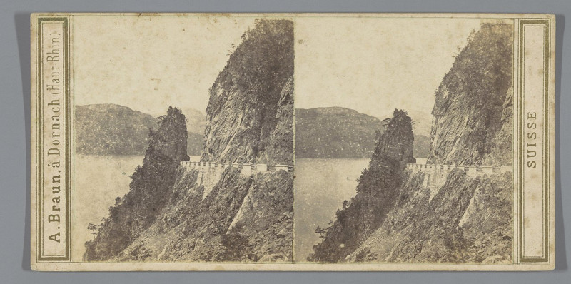 Carte postale ancienne Gezicht op de Axenstrasse langs het Vierwoudstrekenmeer, Zwitserland L'Axenstrasse (titel op object) Lac des Quatre-Cantons (serietitel op object) Sui