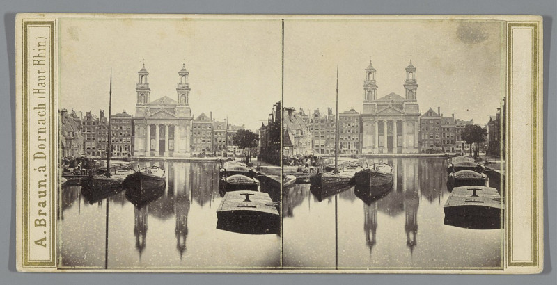 Carte postale ancienne Gezicht op de Leprozengracht en de Mozes en Aäronkerk, Amsterdam L'église Moïse et Aaron, vue prise de l'Amstel (titel op object) Amsterdam (seriet