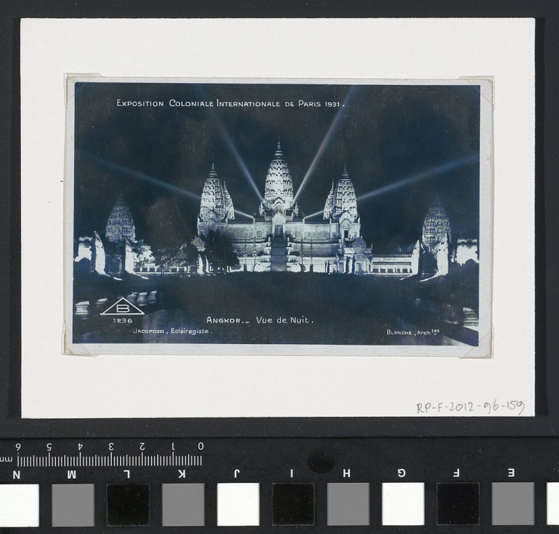 Carte postale ancienne Gezicht op de nagebouwde tempelstad Angkor op de Koloniale Tentoonstelling van Parijs in 1931, bij nacht Exposition Coloniale Internationale de Paris 