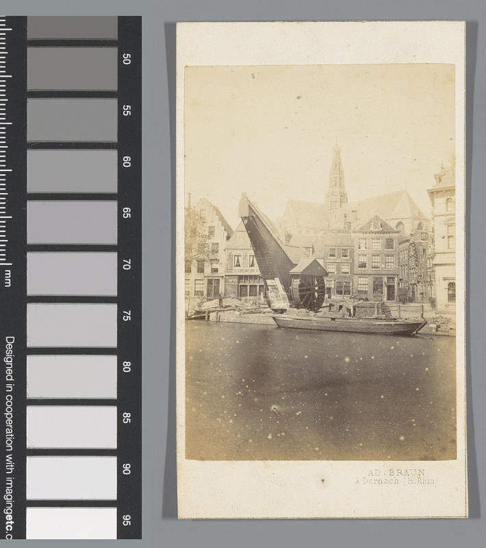 Carte postale ancienne Gezicht op het Spaarne te Haarlem. In de verte de Sint-Bavokerk Le Spanner Gracht et l'église St.-Bavon (titel op object) Harlem (serietitel op objec
