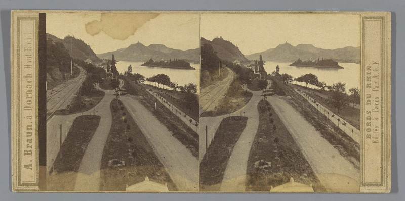 Carte postale ancienne Gezicht op Rolandseck en Nonnenwerth, Duitsland. In de verte het Zevengebergte met de Drachenfels Rollandseck et Nonnenwerth Rollandseck und Nonnenwer