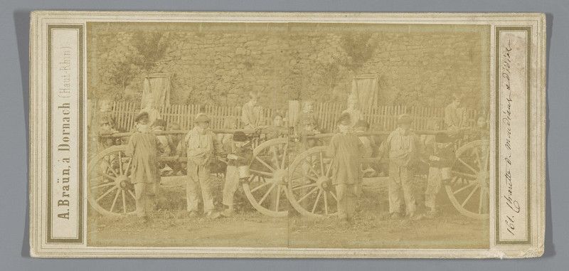 Carte postale ancienne Kinderen bij een houten kar Chautte de Maudieaus et didial (titel op object), Rp-F-F07820