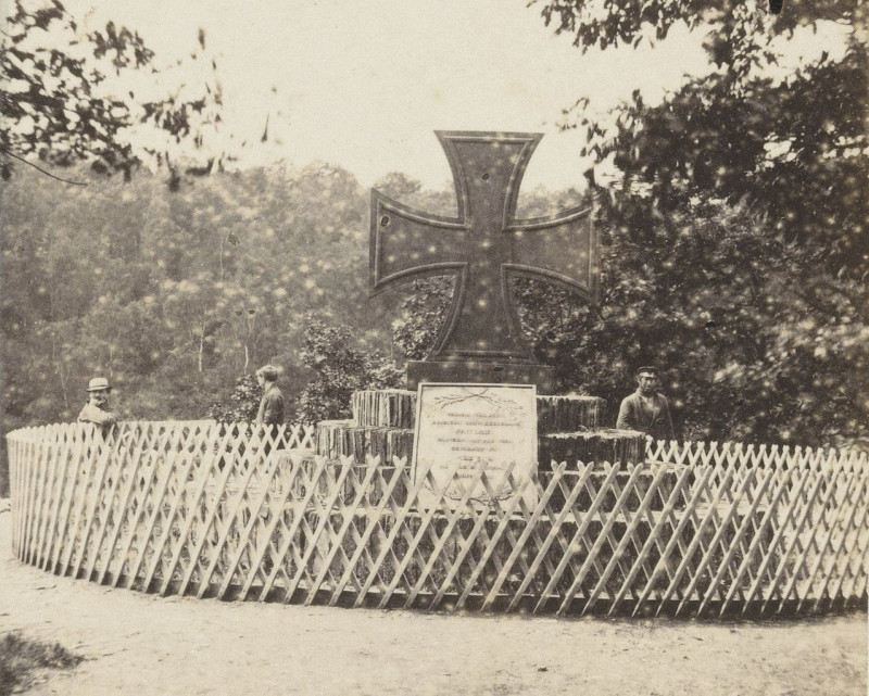 Carte postale ancienne Kreuz-Denkmal bei Alexisbad (crop)