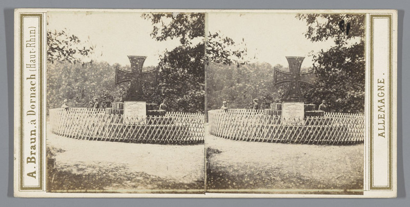 Carte postale ancienne Kruismonument nabij Alexisbad, Duitsland Das Kreuz-Denkmal bei Alexisbad (titel op object) Harzgebirge (serietitel op object) Allemagne (serietitel op