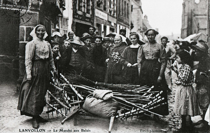 Carte postale ancienne Lanvollon Marché aux balais (51543494225) à Lanvollon
