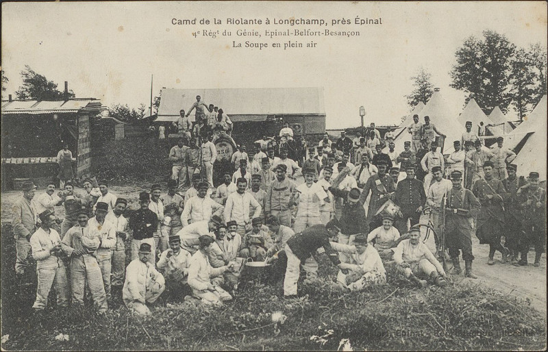 Carte postale ancienne Carte postale, Camp de la Riolante à Longchamp, près Epinal, 4e Régt du Génie, Epinal-Belfort-Besançon, La Soupe en plein air