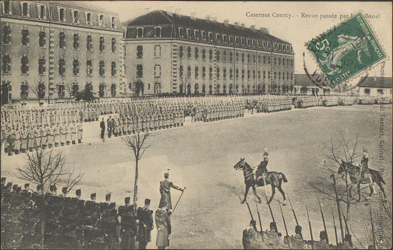 Carte postale ancienne Carte postale, Casernes Courcy, Revue passée le Colonel